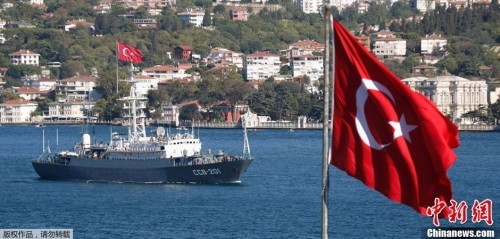 Tàu trinh sát SSV-201 Priazovye Hải quân Nga tại eo biển Bosphorus, Thổ Nhĩ Kỳ ngày 5 tháng 9 năm 2013